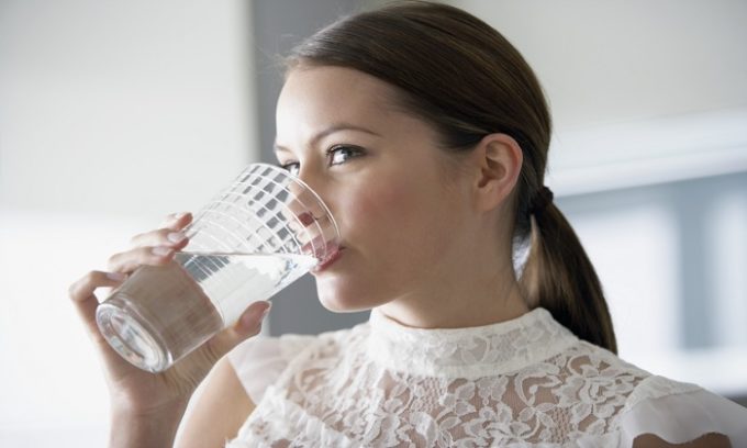 Пить больше чистой воды - самая простая и действенная рекомендация при цистите