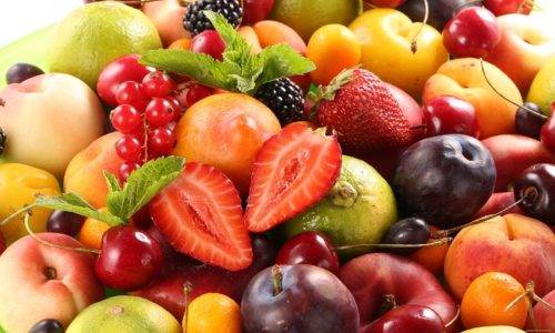 Чрезвычайно полезно употреблять в рационе продукты, богатые растительной клетчаткой, такие как злаки, фрукты и овощи
