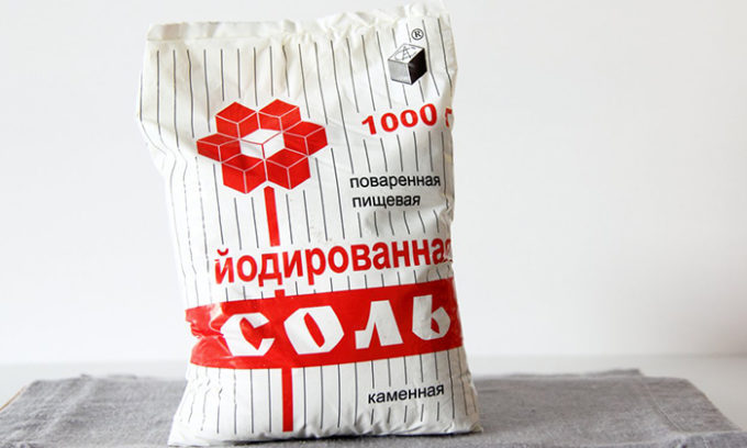 В пищу можно добавлять йодированную соль, которая продается в любом магазине. При повышенном уровне гормонов, наоборот, следует ограничить ее употребление